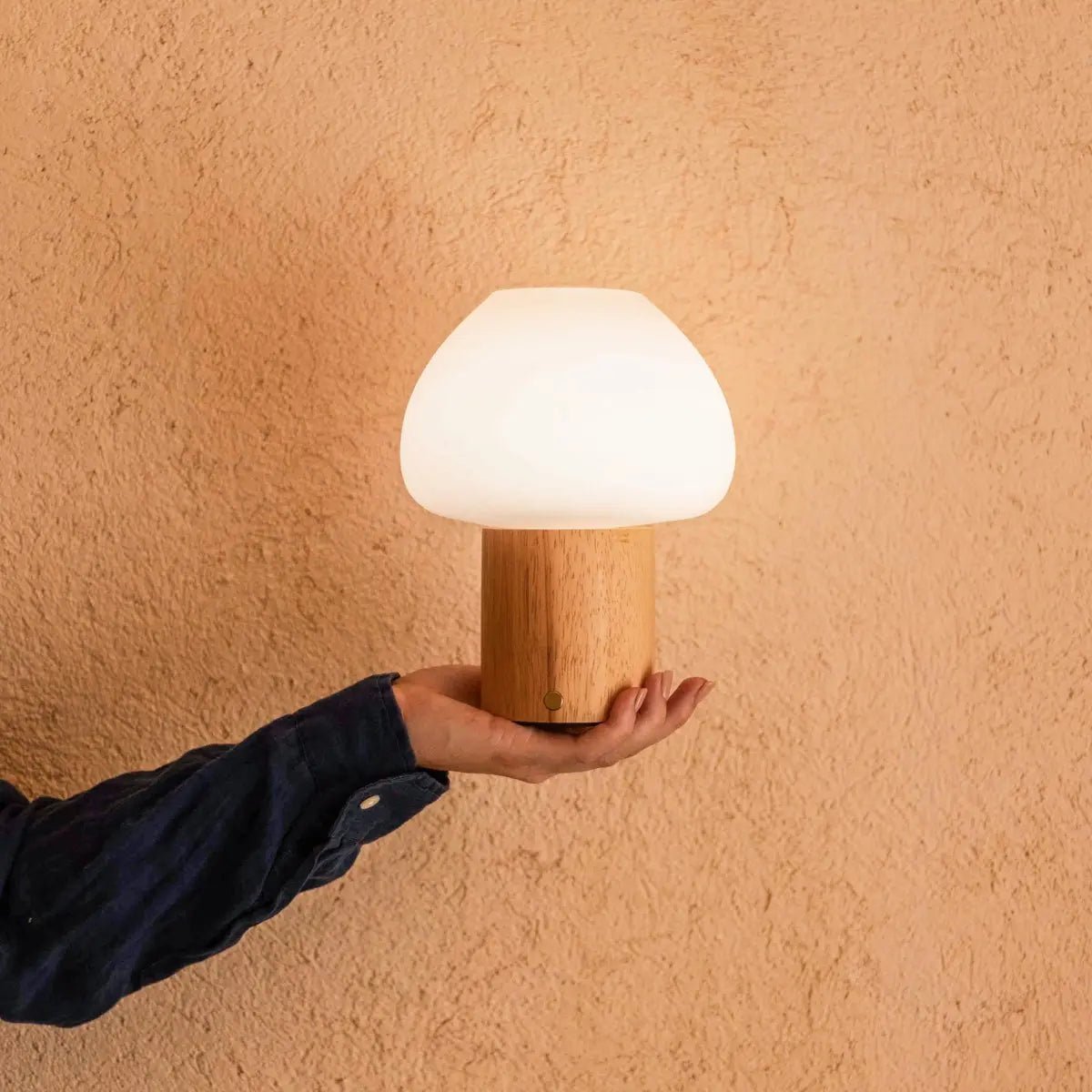 Fynn Lichtbruine houten lamp – Oplaadbaar en dimbaar