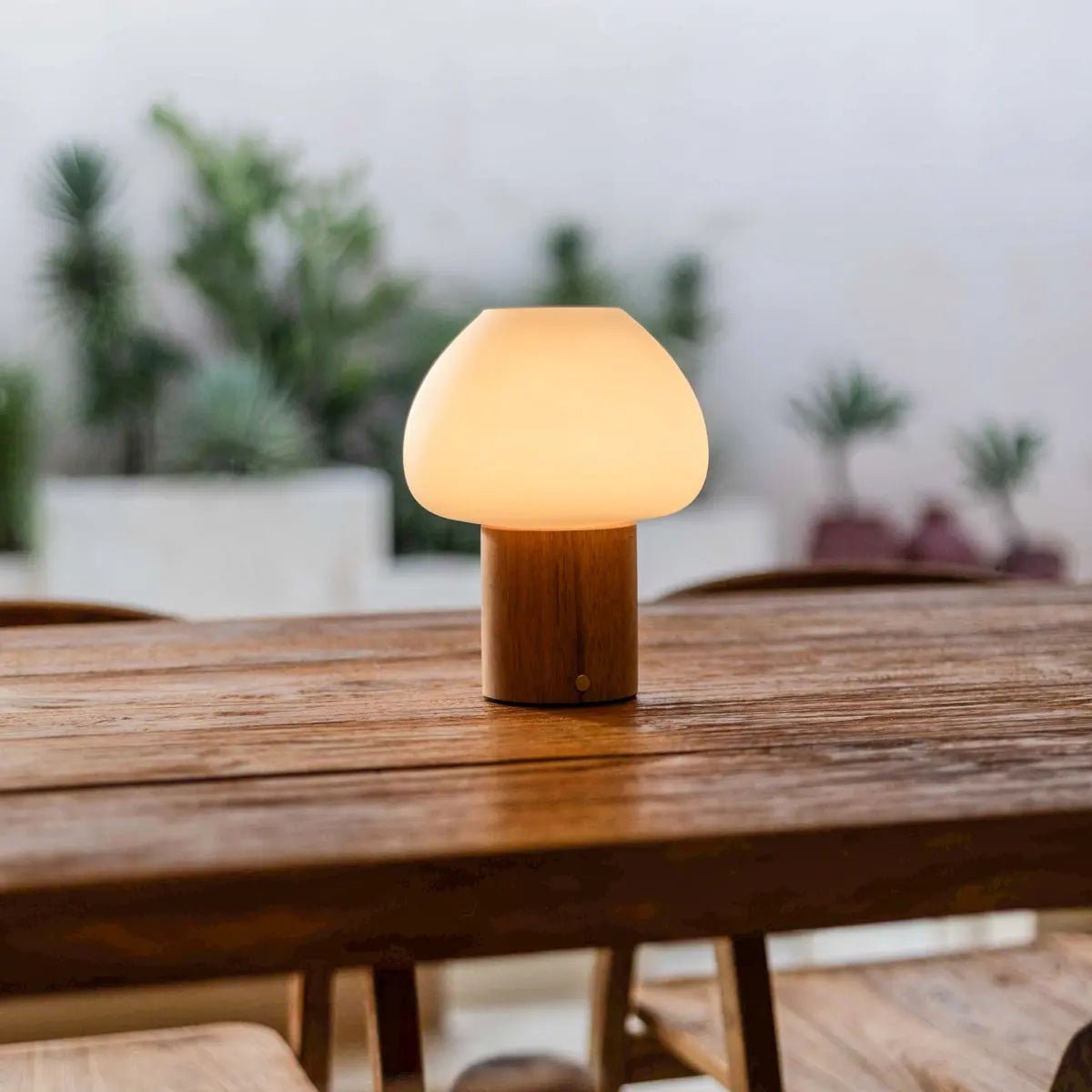 Fynn Lichtbruine houten lamp – Oplaadbaar en dimbaar